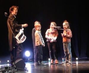 Spectacle jeune public, Repétiti Répétita, Pierre yves Plat avec les enfants Spectacle jeune public, Repétiti Répétita, Pierre yves Plat avec les enfants