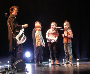 Spectacle jeune public, Repétiti Répétita, Pierre yves Plat avec les enfants