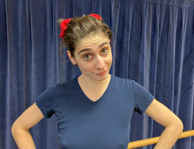 Mathilde, artiste chorégraphique et comédienne, a remplacé Garance Robert de Massy, fin 2024. Elle joue le personnage rouge