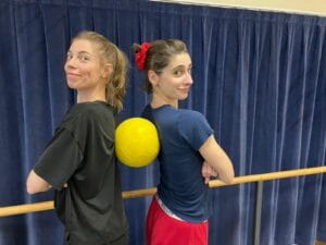 Premiers temps de complicité entre Léa Béchu artiste chorégraphique et Mathilde Martinez