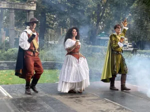 De cape et de Crocs adapté au théâtre