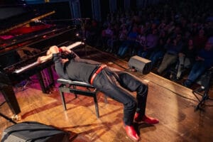 International Boogie Nights Uster 2024 concert piano solo, le pianiste est couché et joue à l'envers