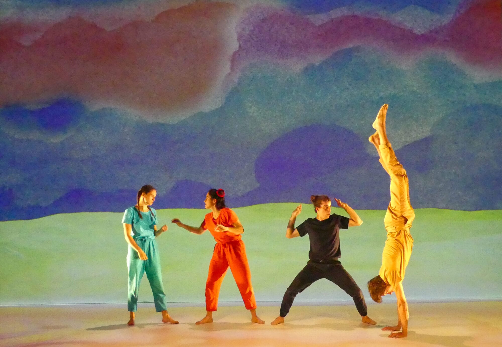Photo de ENFANCE d'après l'univers de Sempé. 4 artistes circassiens-danseurs interprètent la joie de l'enfance